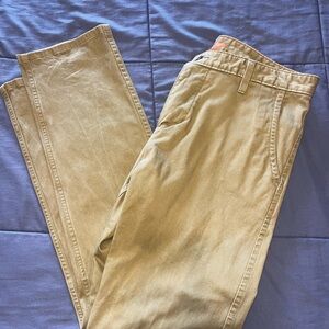 Excellent used condition men’s dockers khaki athletic fit 32 x 32